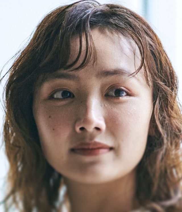 未来を見つめる女性